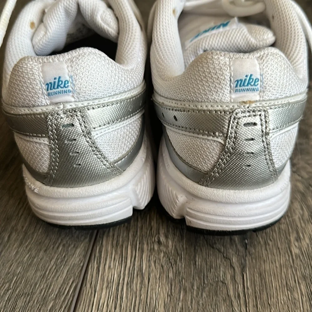 Nike shoes women’s size 6 1/2 dart 8 white with Aqua trim